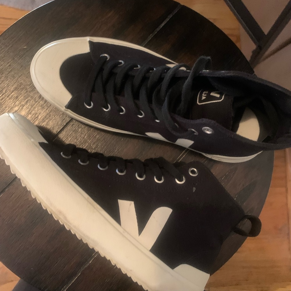VEJA NOVA Black Canvas High Top Pierre sneakers. Woman’s size 7 / 38
